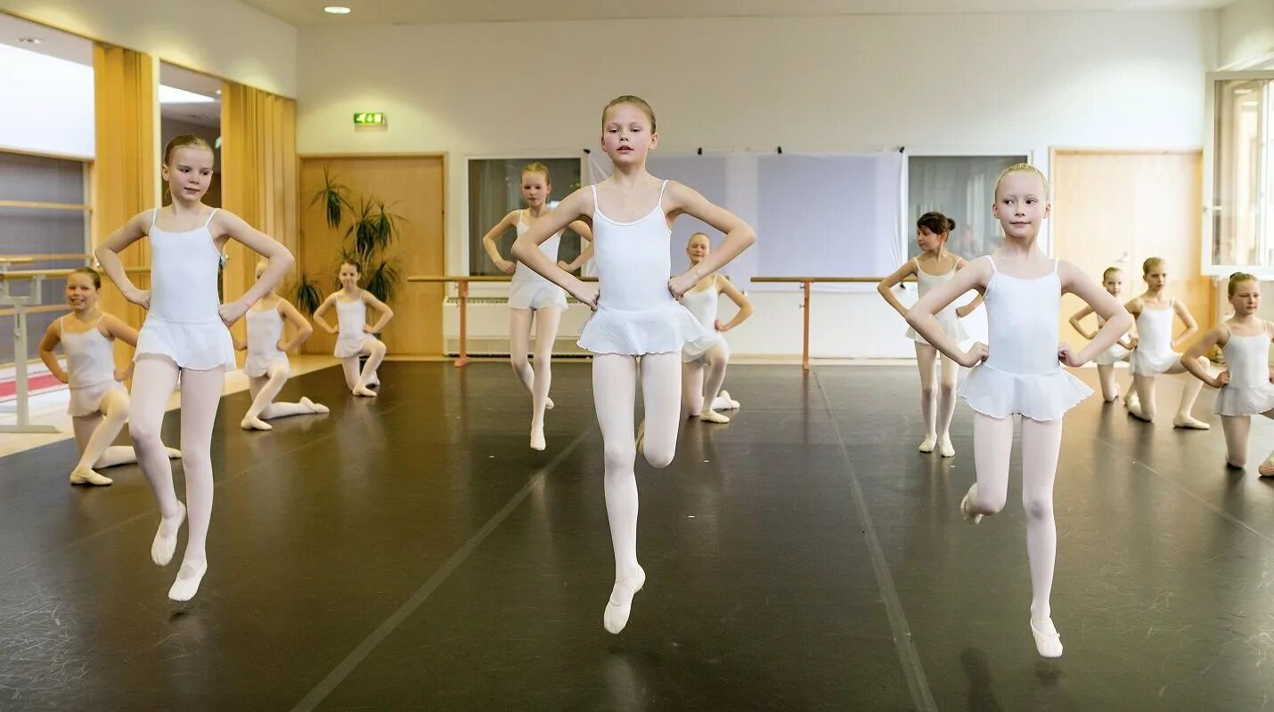 Урок хореография 1 класс. Лотта Берк боди балет. Хореография для детей. Классическая хореография для детей. Классический танец дети.