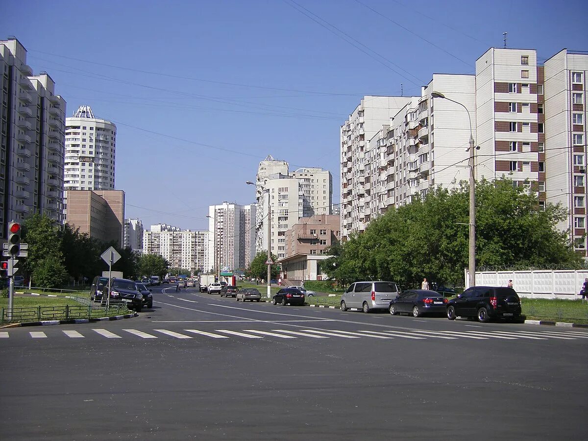 Российский двор летом. Новомарьинская 32. Фото обычного города. Здание обычное. Бостон небоскребы.