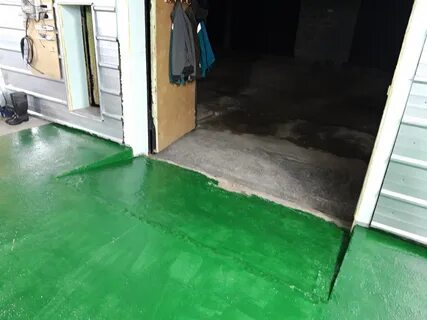 Пылит бетонный пол в гараже