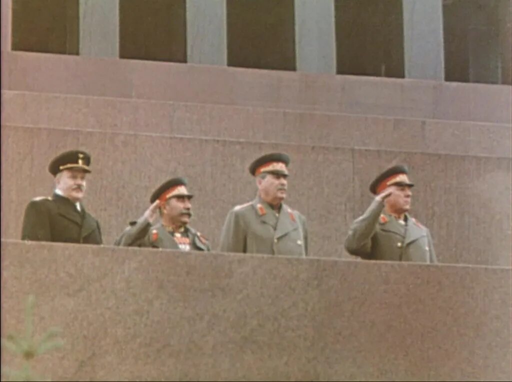 Сталин на трибуне мавзолея на параде победы 1945. Трибуна мавзолея на параде победы 1945 года. Сталин на трибуне мавзолея на параде победы 1945. Парад победы 1945. Сталин на параде победы 24.