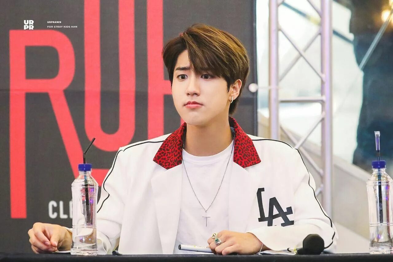 Han jisung stray kids. Хан джисон. Хан джисон stray kids. Когда день рождения у джисона stray kids. Джисон стрей.