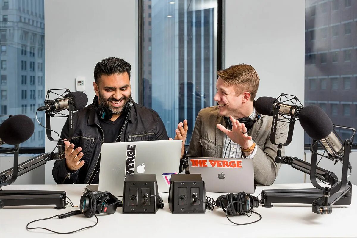 Запись двумя микрофонами. Запись двумя микрофонами. Микрофон для записи в студии. Запись двумя микрофонами. Девушка в студии звукозаписи.