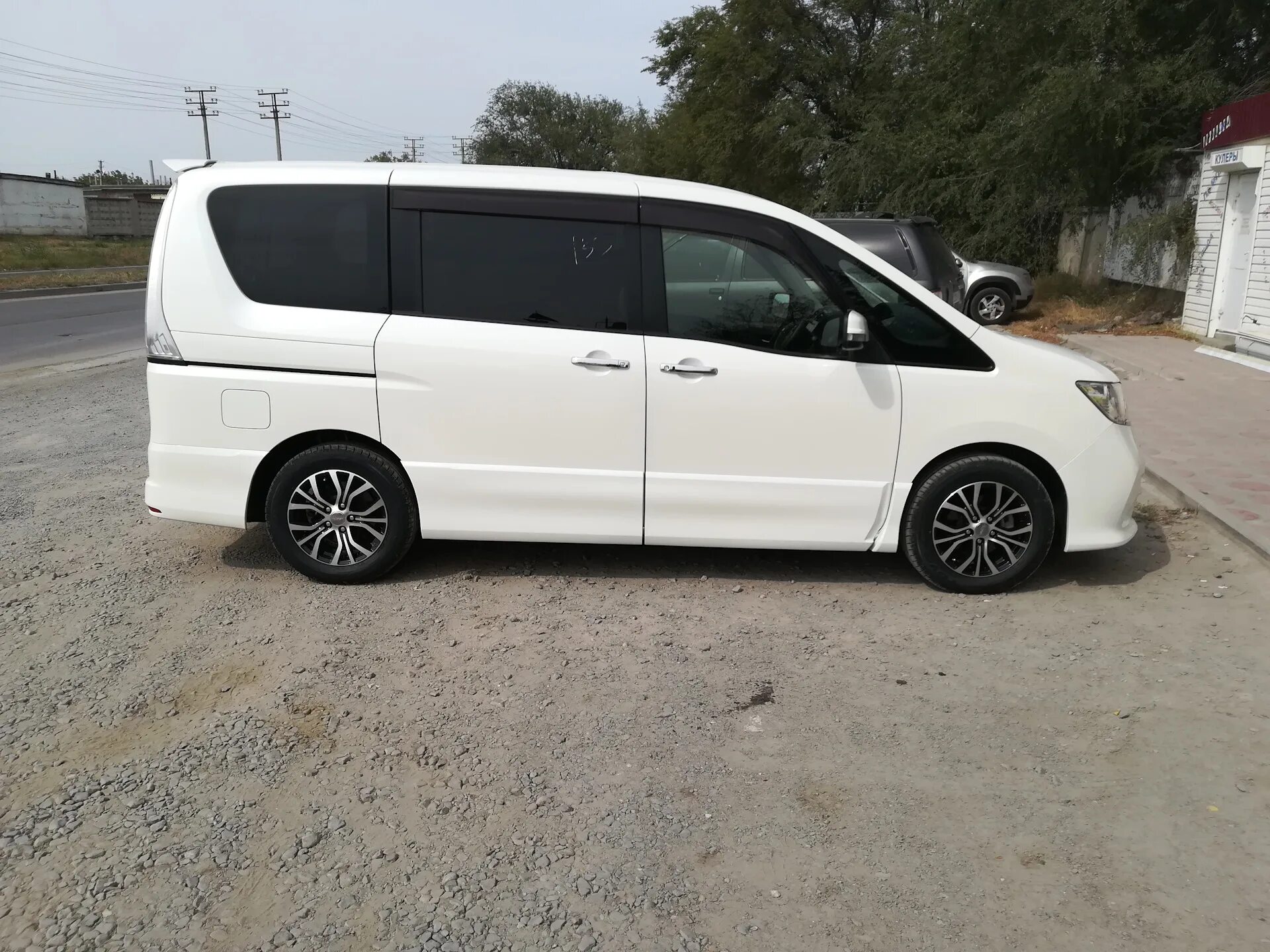 Ниссан серена с 25 литье. Семнадцатые диски nissan serena c26. Ниссан серена с25 серый. Nissan serena 26. Nissan serena c24.