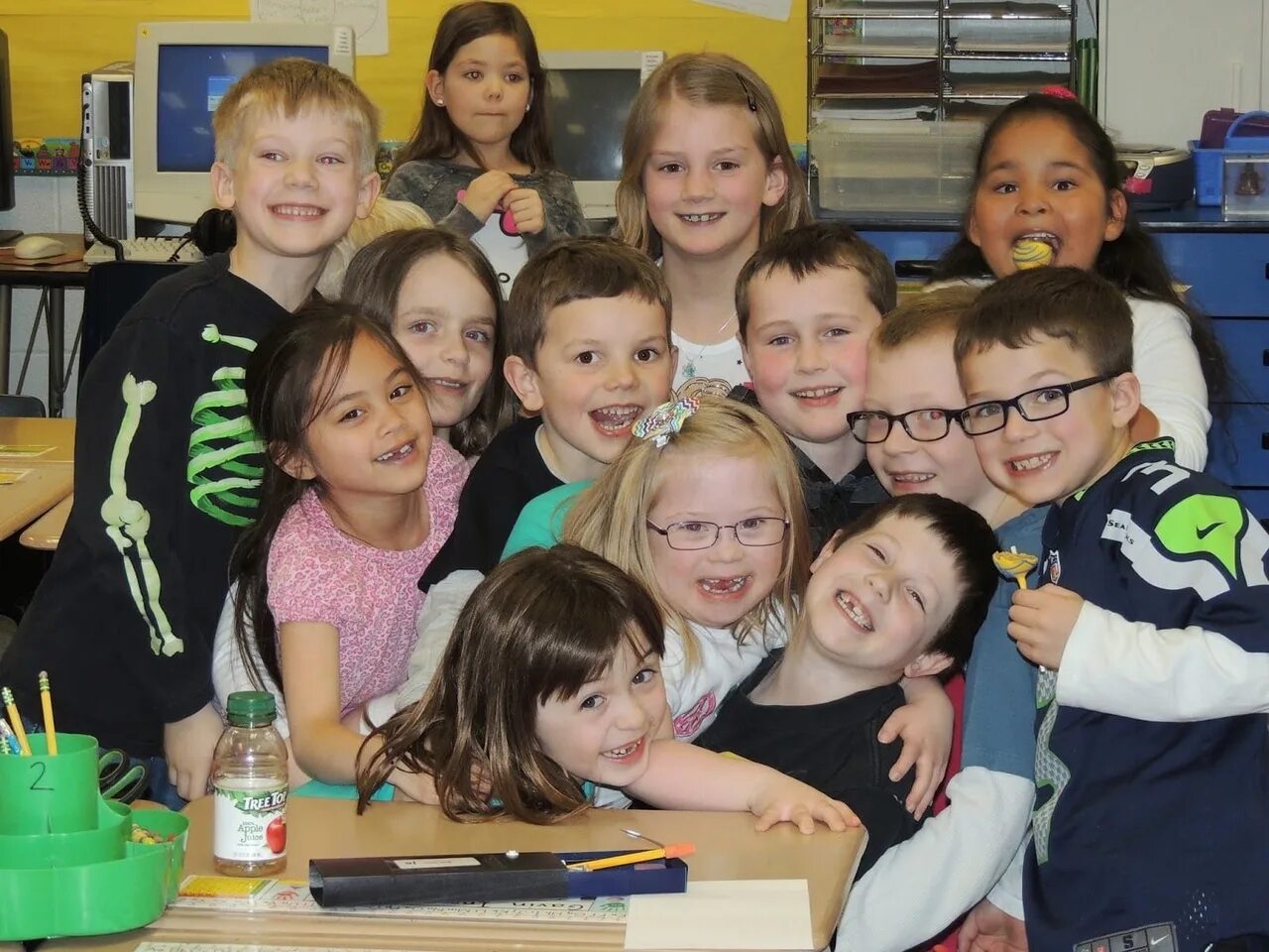 Даун улыбается. Школа для даунов. Дауны в обществе. Сходка даунов. Дауны вместе.