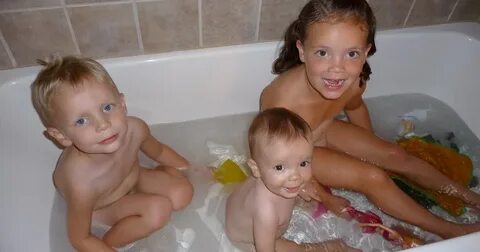 Семейный натуризм семейный. Bare nudists. Bare nudists. Bare nudists. Нудисточки с родителями.