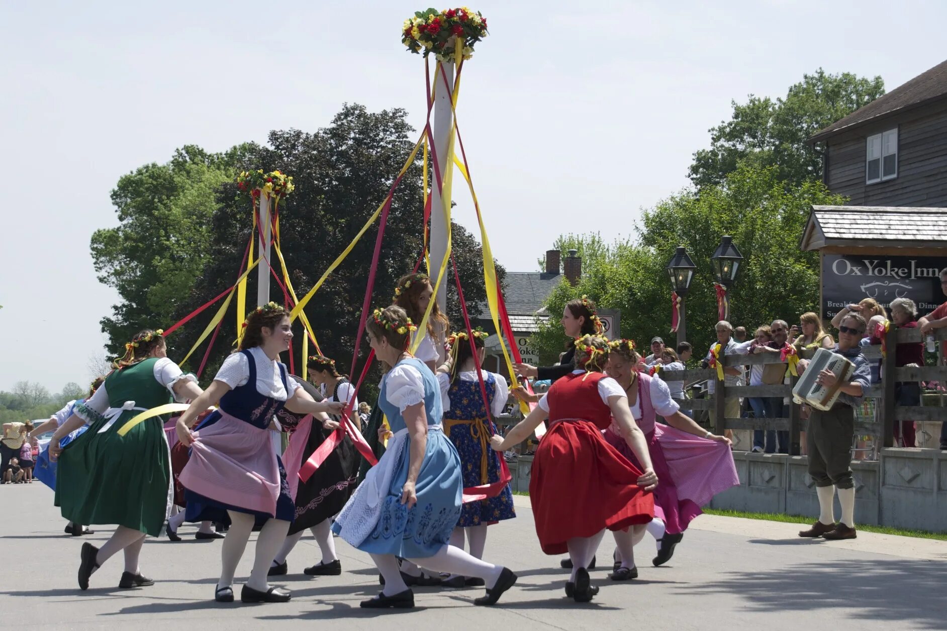 Made may day. Майское дерево. Майское дерево в Германии. Майское дерево в Австрии. Майское дерево в России.