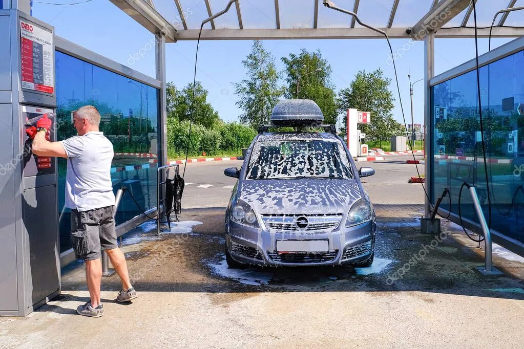 Как помыть машину на самомойке. Автомойка самообслуживания car Wash. Машина на автомойка самообслуживание. Мытье машины на мойке самообслуживания. Место протирки на мойке самообслуживания.