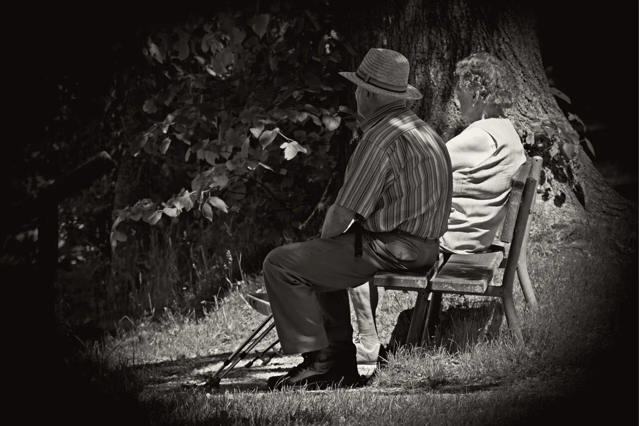 Пожилые родители. Фотосессия пожилой пары. I love the old man. I love the old man. Пожилой мужчина в кресле.