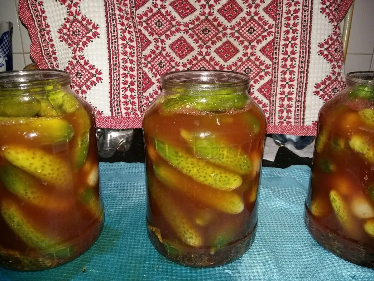 Рецепт огурцов с кетчупом на зиму. Огурчики чили. огурцы с кетчупом чили. огурцы в соусе чили. огурцы без стерилизации с кетчупом чили.