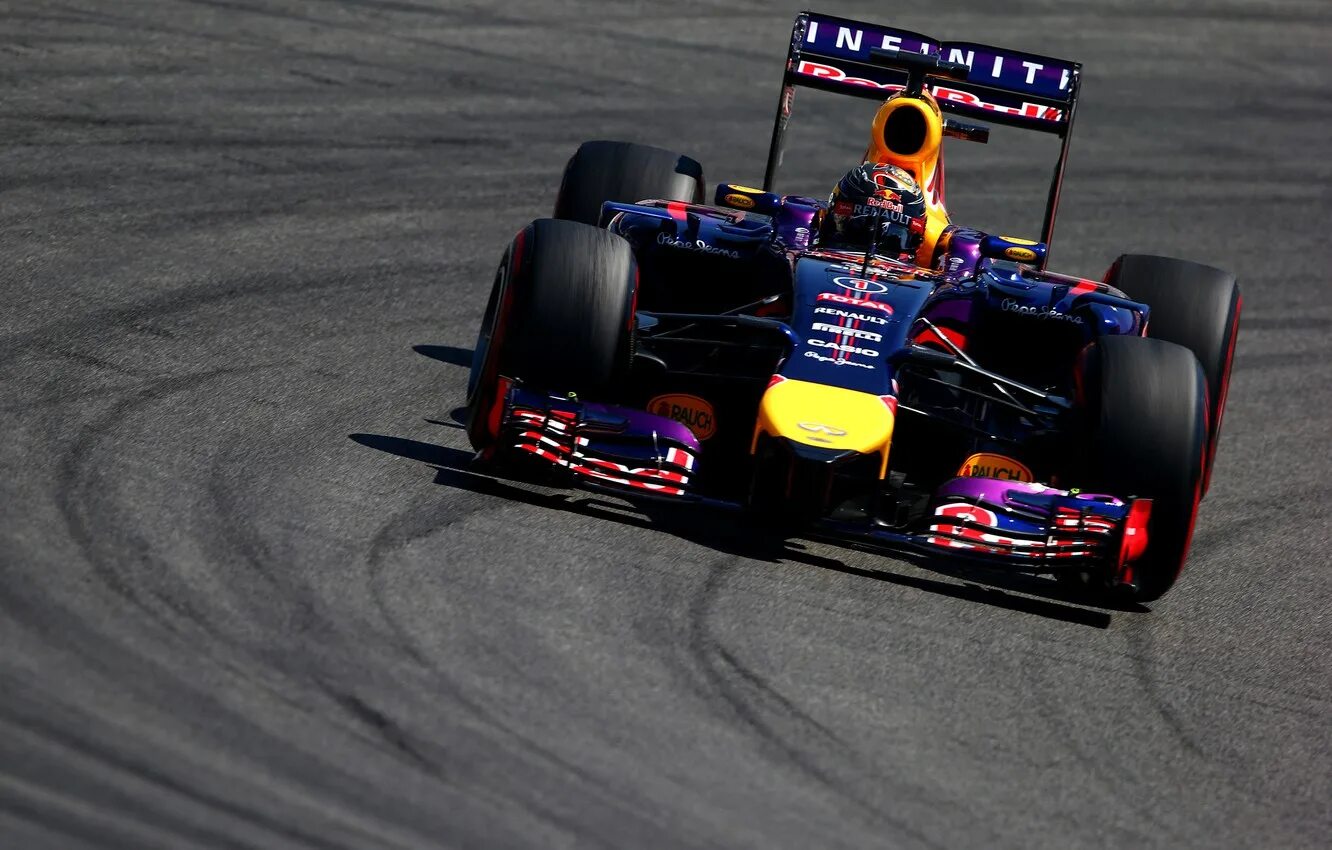 Повороты формула 1. Vettel red bull f1. f1 2014 red bull. f1 red bull 2025 обои. формула один red bull.