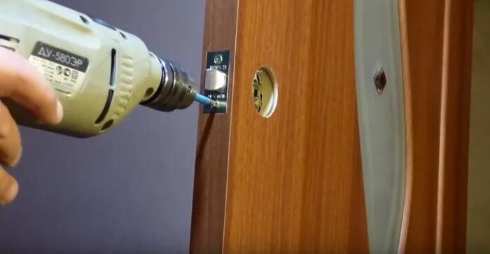 Как врезать магнитный замок в межкомнатную дверь. Врезка замка в межкомнатную дверь. врезание замков в межкомнатные двери. монтаж замка в межкомнатную дверь. врезать замок в межкомнатную дверь.