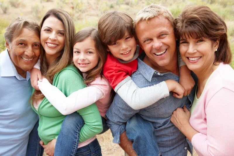 Grande famille. Британская семья многодетная. Фотосессия большой семьи. Семья несколько поколений. Большая семья счастливая семья.