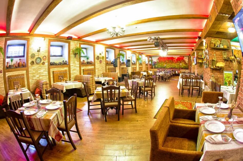 Фасад кофейни. Люди в кафе. Ресторан амарант воркута. Променад сочи. Профессия официант.