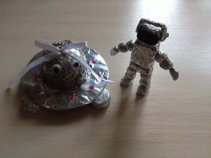 Как сделать космонавта из фольги своими. Поделка космонавт. космонавт из фольги. луноход поделка. поделка луноход из фольги.