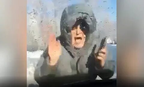 Мама голова женщины метнулась по подушке