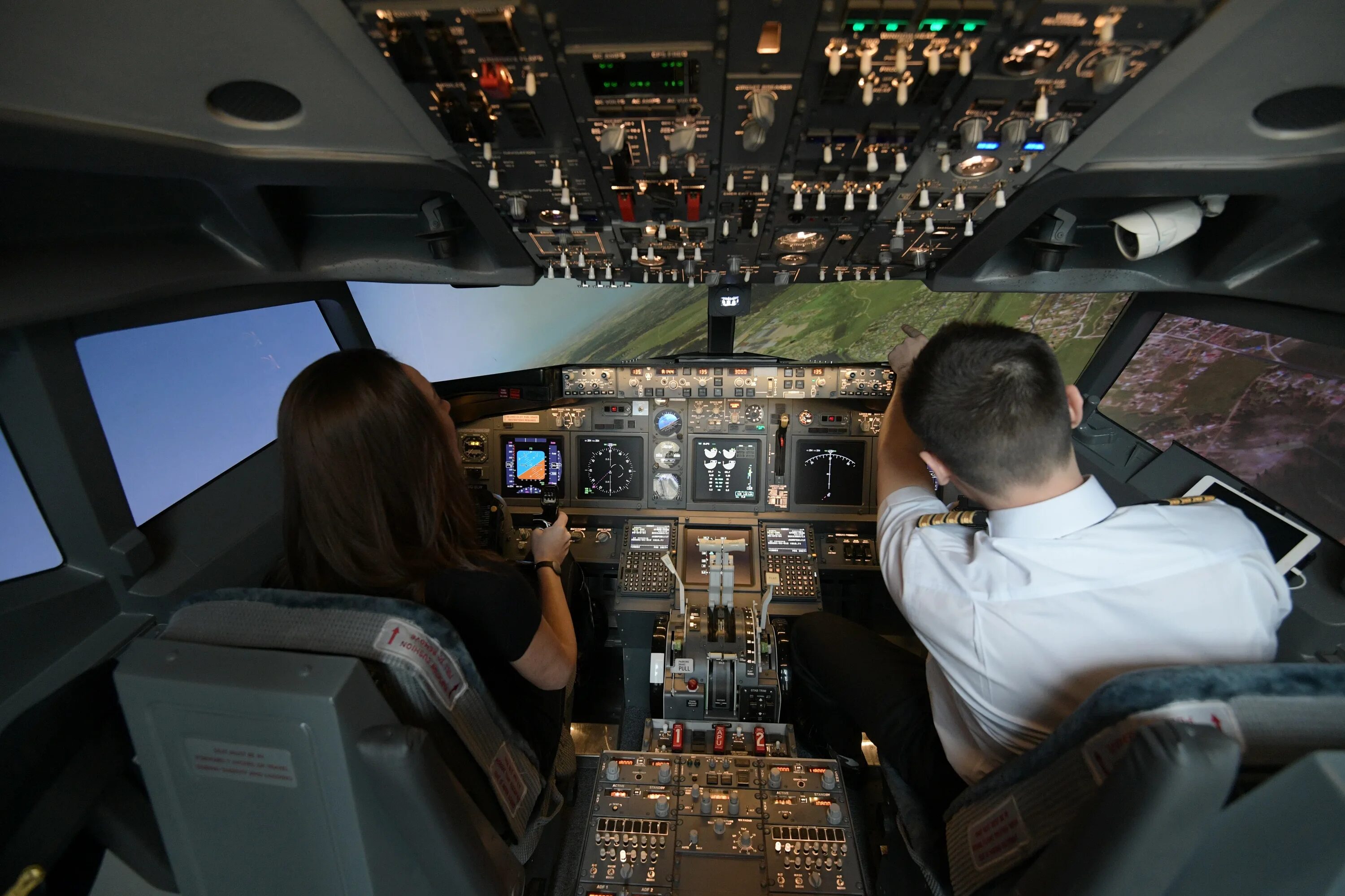 Авиатренажер киров. Авиатренажер в москве афимолл боинг 737. dream aero авиатренажер в москве. симулятор полетов в афимолл. авиасимулятор москва сити.