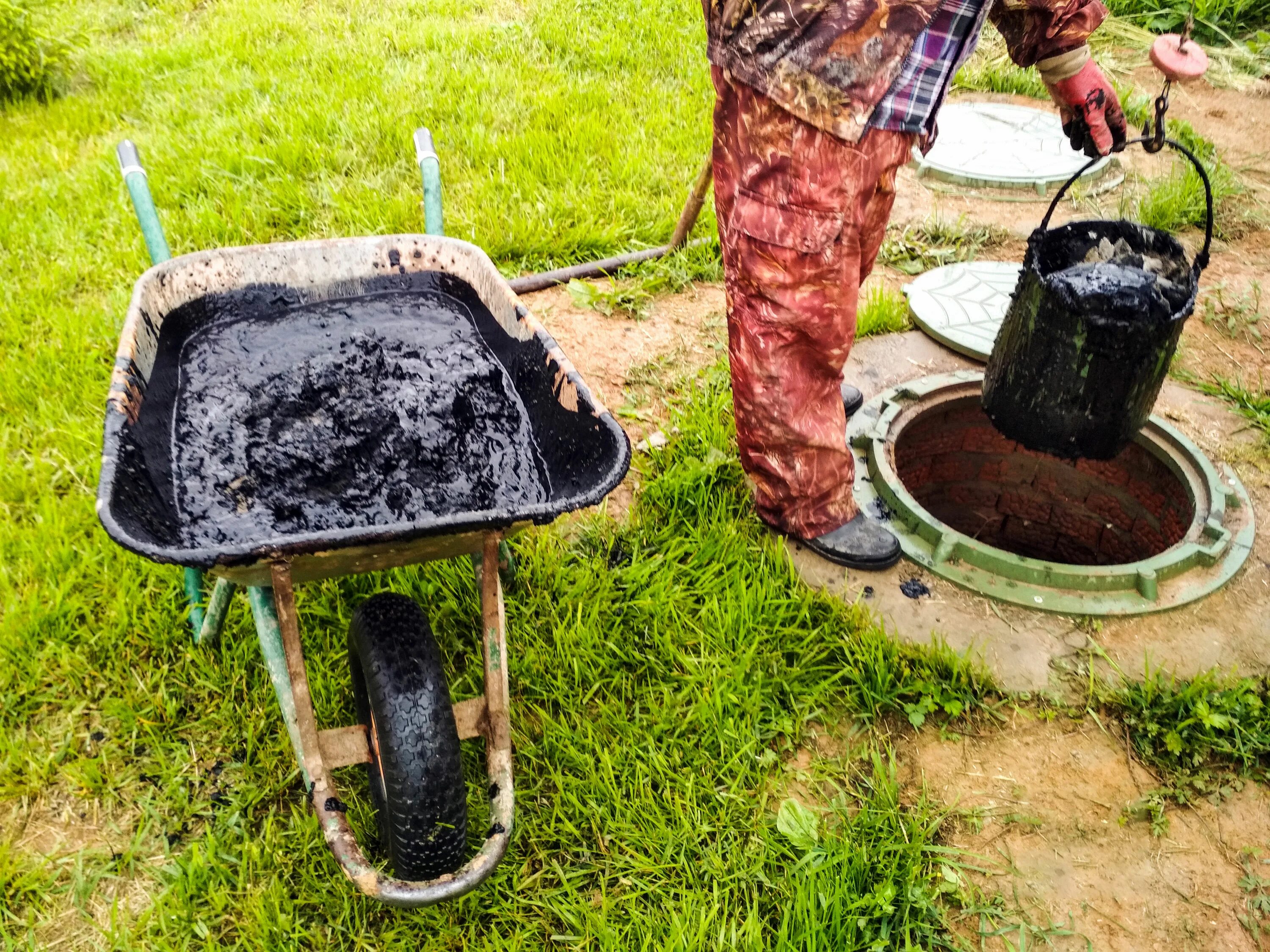 Приспособление для чистки выгребных ям. Черпак для очистки выгребных ям. Приспособление для прочистки канализационных колодцев. Шланги для откачки сливных ям. Ил в выгребной яме.
