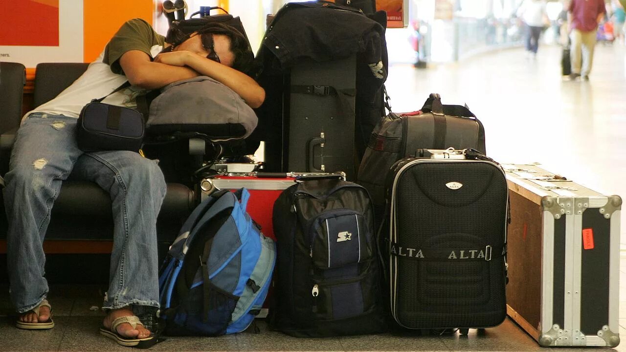 Где оставить чемодан. Сумки на вокзале. Рюкзак в аэропорту ручная кладь. Сумки мужские для ручного багажа. Сумка багажная человек.