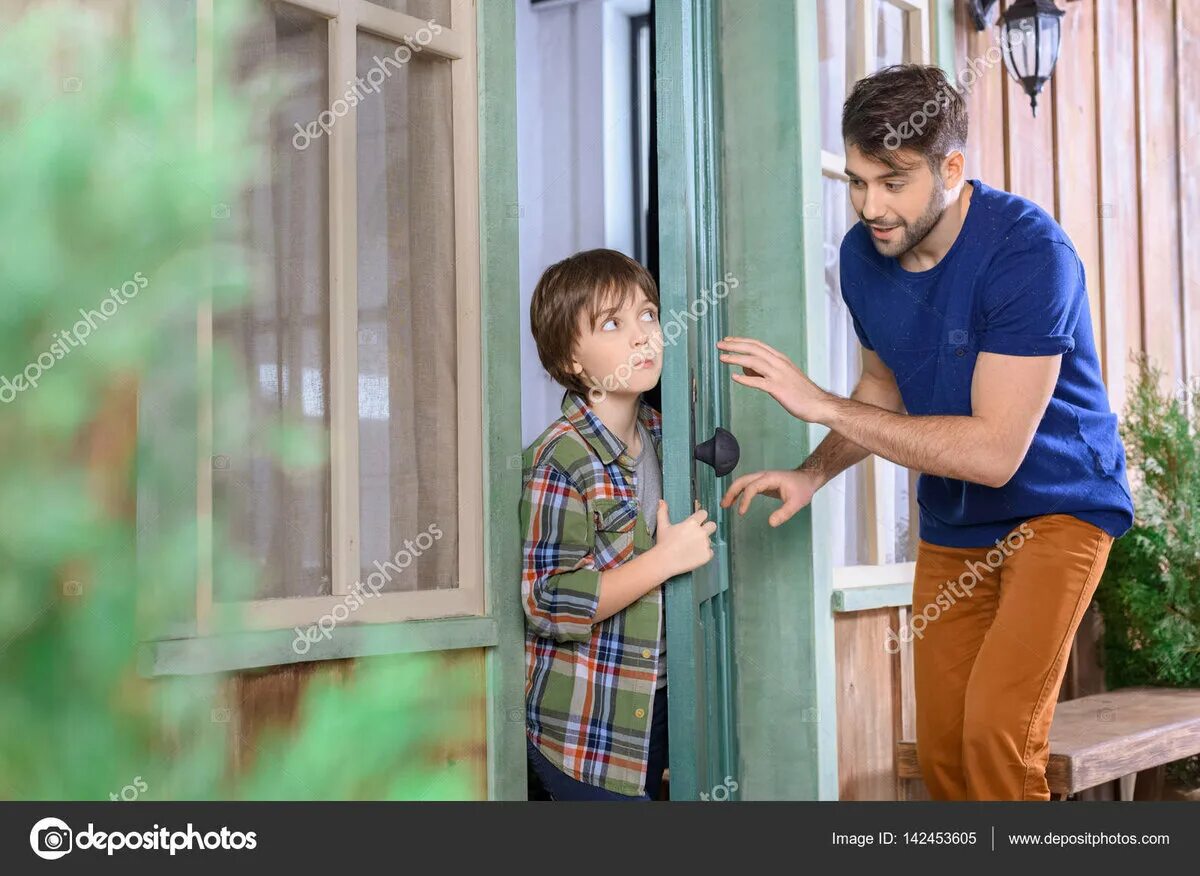 Прячется за деревом. Ребенок прячется. Мальчик во дворе. Прятки мальчик. "прятки".