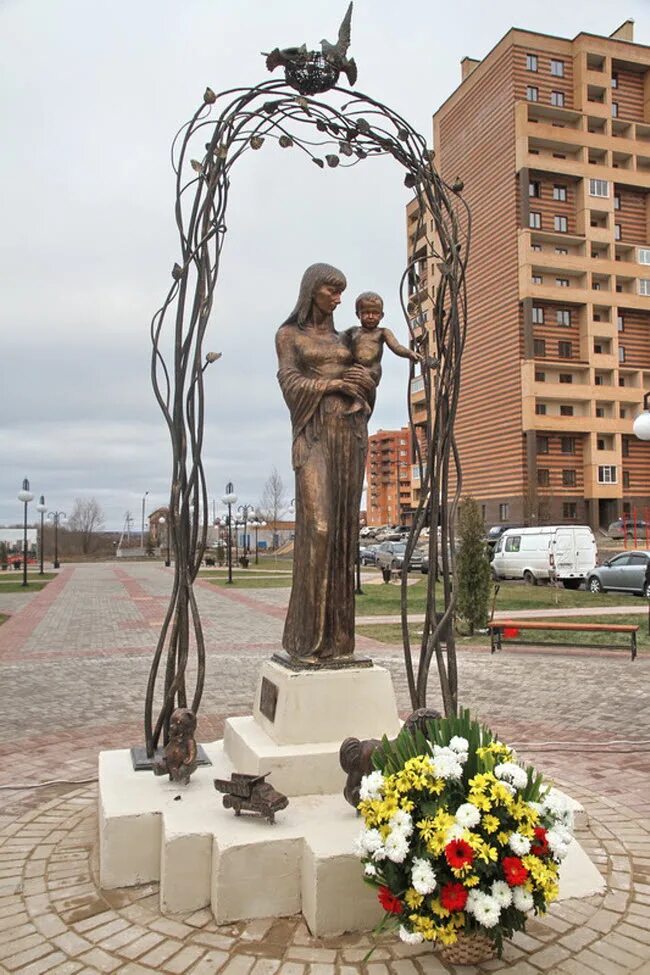 Сквер матери Калуга. Памятник матери в Калуге. Сквер матери Калуга правый берег. Памятник матери в Тюмени.