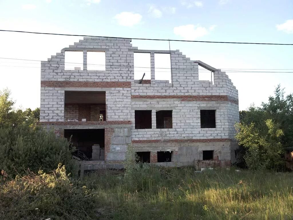 Как продать дом недострой. Недостроенный частный дом. дом недострой. недостроенный коттедж. кирпичный недострой.