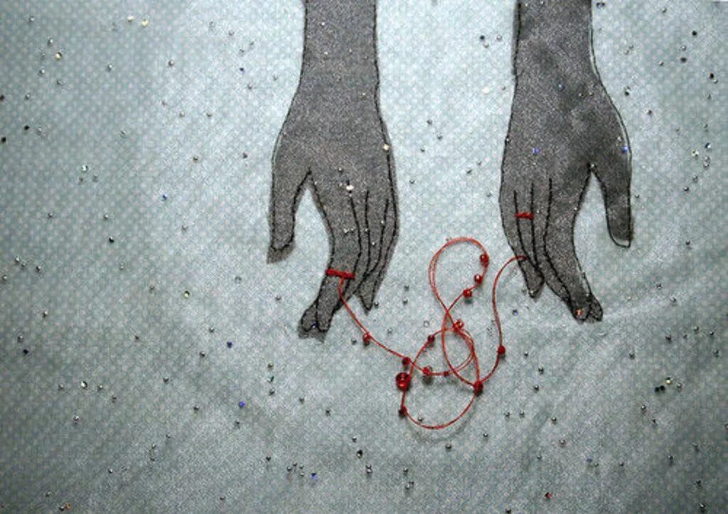 Ниточка между людьми. Связующая нить. Свяжи нитью две души. Сердца связанные нитью. Связаны нитью.
