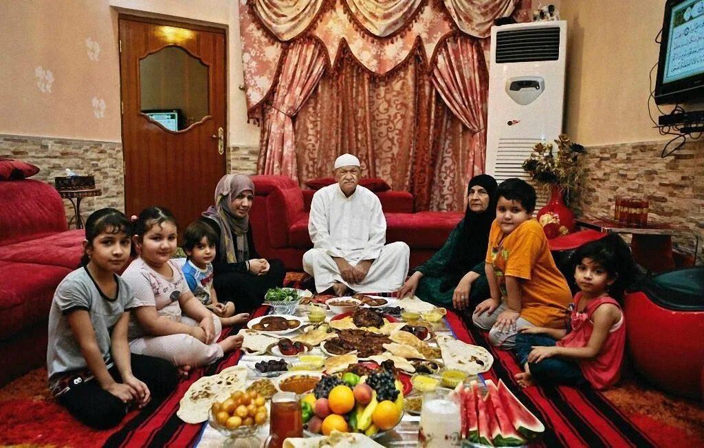Ужин у мусульман. Рамадан в Египте. Турецкая семья за столом. Турки за столом. Семейные традиции в Турции.