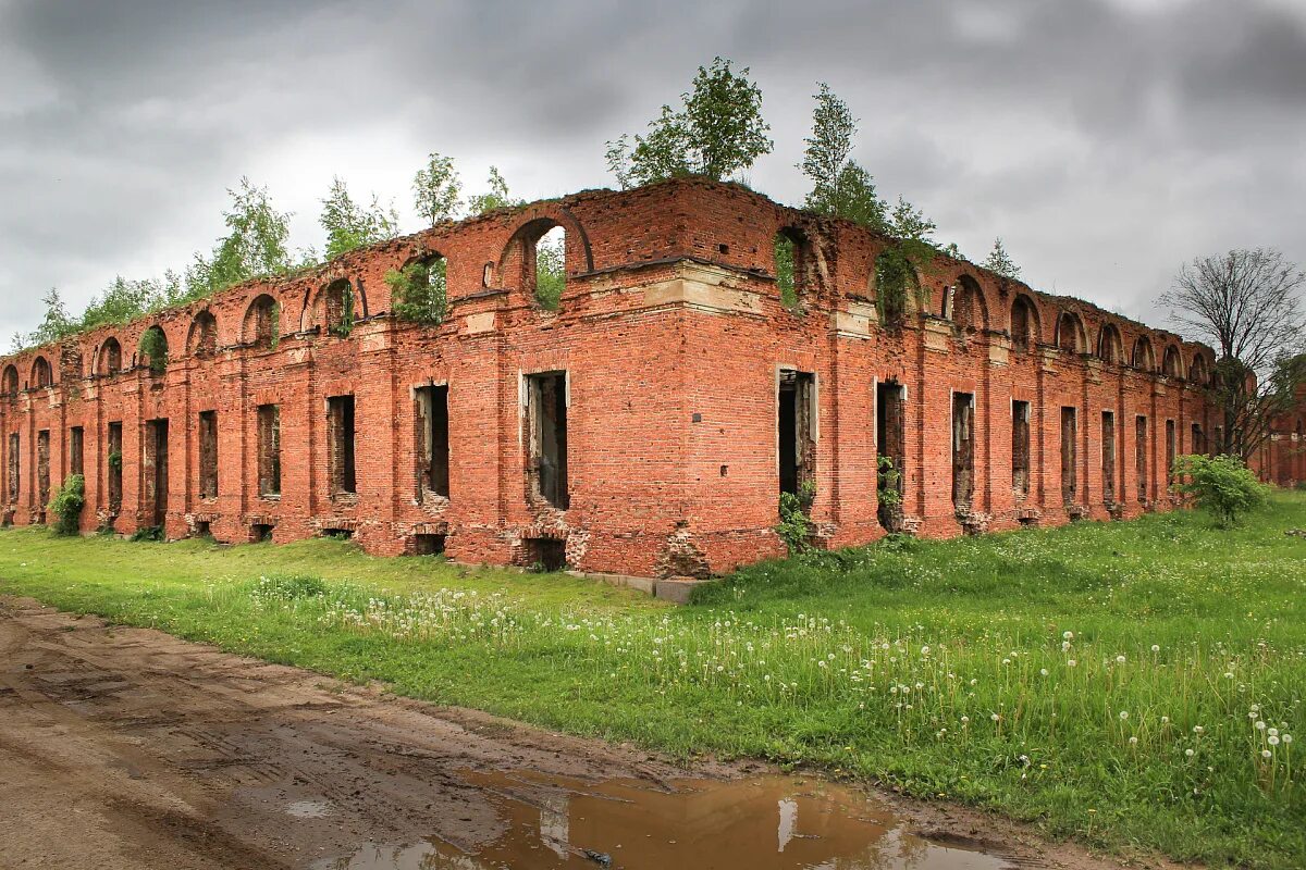 Аракчеевские казармы в Новгородской области. Селищи Чудовский район казармы. Аракчеевские казармы Селищи. Селищи Новгородская область казармы.