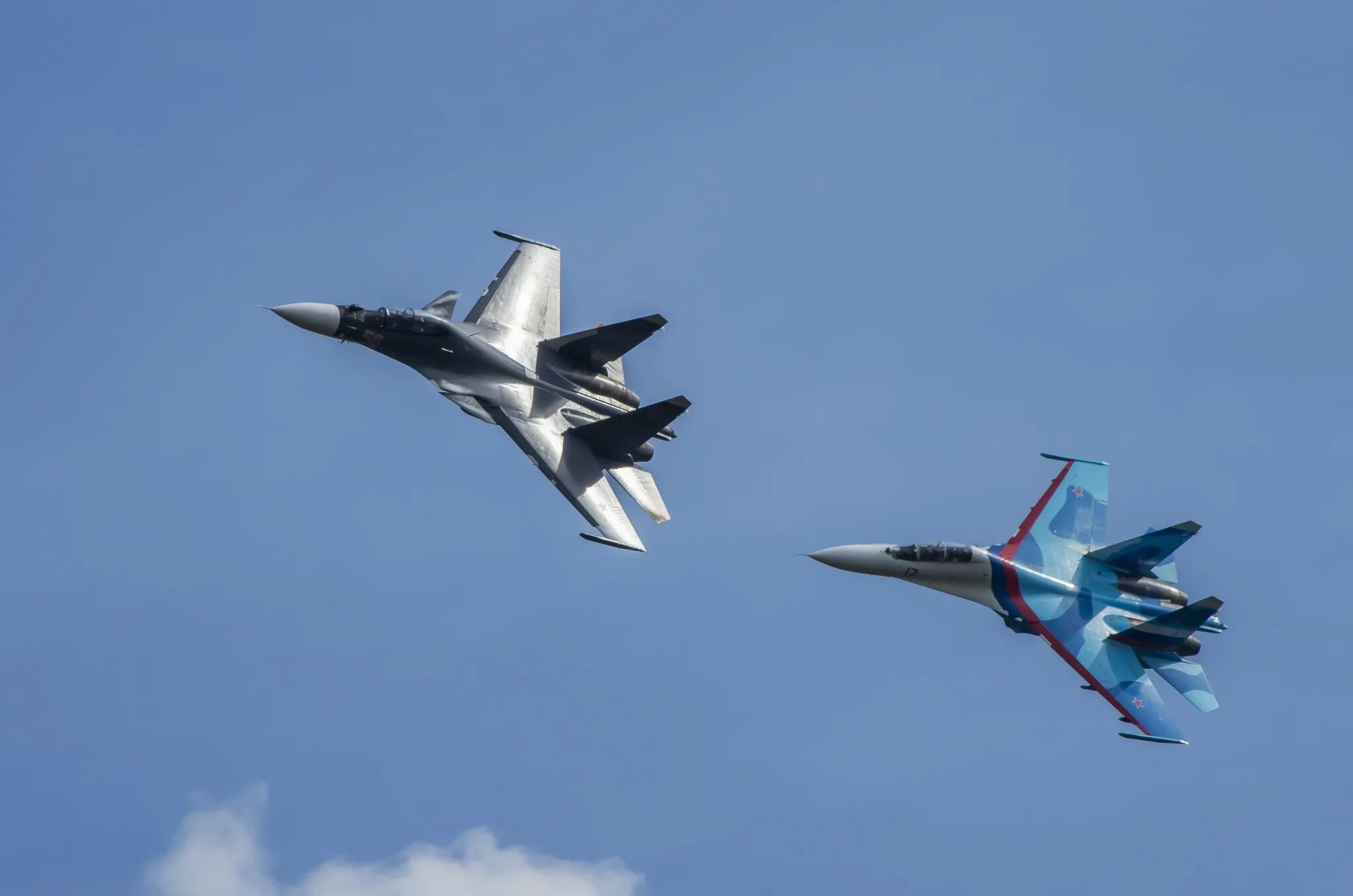 Полеты российских самолетов. Су-30 двухдвигательный реактивный самолёт. Истребитель Су-27. Су-30см2 кабина. Су-35 Макс 2007.