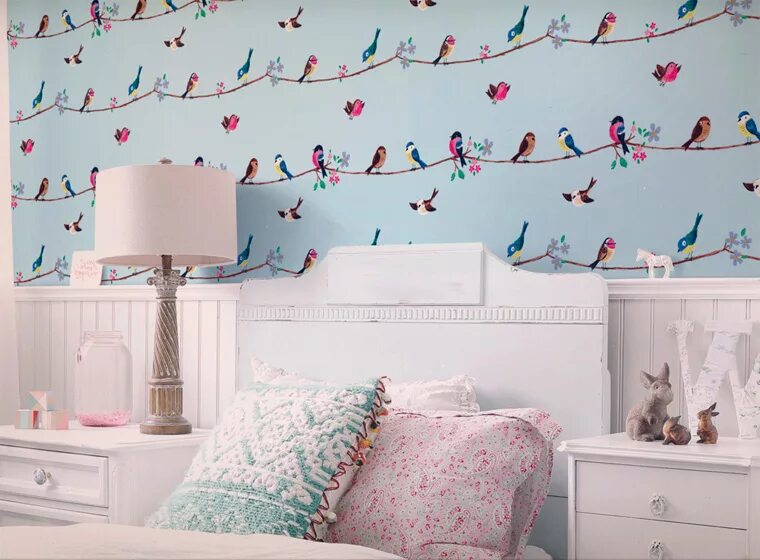 Room bird. Обои с птичками в интерьере. Комната с птичкой. Детская комната с птичками. Дизайнерские обои с птицами.