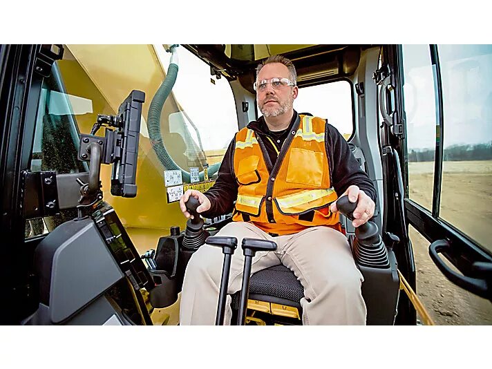 Безопасность земляных работ. Caterpillar d10t кабина. Автопогрузчики на стройке фото. Рабочее место машиниста экскаватора. Управление экскаватором хитачи в кабине.