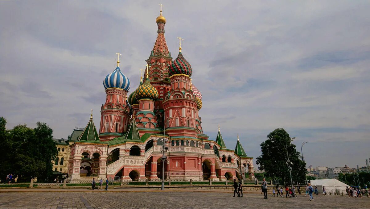 Москва история города достопримечательности. Храм Василия Блаженного Москва. Достопримечательности Москвы храм Василия. Москва столица России храм Василия Блаженного. Памятник у храма Василия Блаженного.