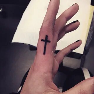 Тату крест на пальце
