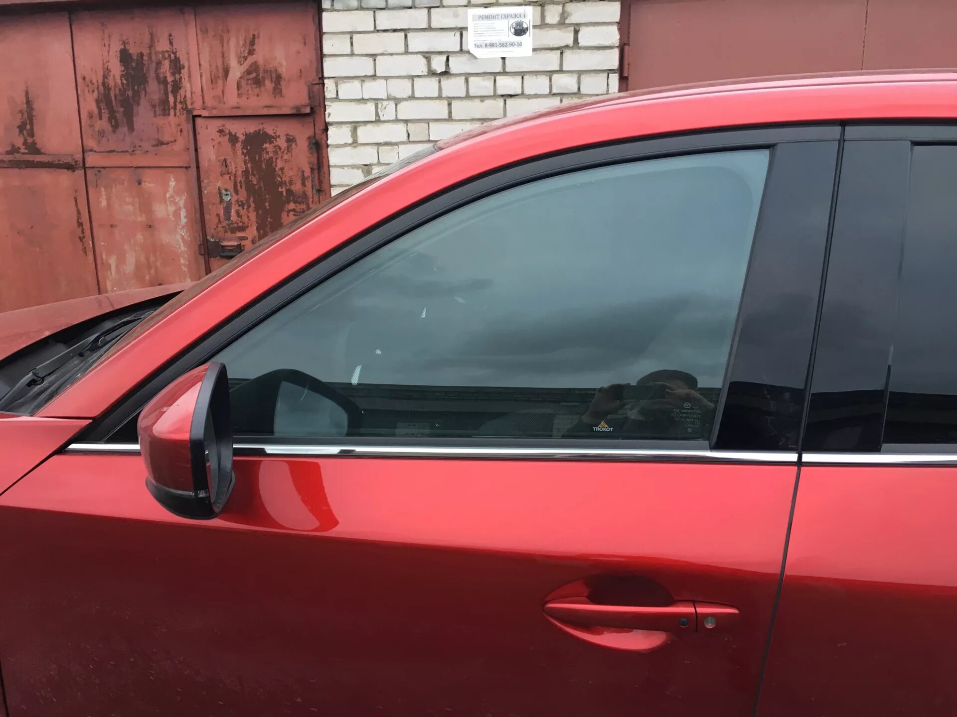 Альтернатива тонировки передних стекол для автомобилей. Автошторы. Альтернатива тонировке. Шторки трокот на лобовое стекло. Шторка для рендж ровер 405.