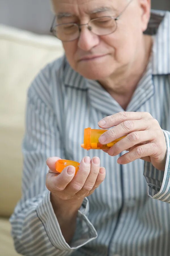 Таблетки для пожилых. Пожилые люди и лекарства. Прием лекарств пожилых. Старик с таблетками.