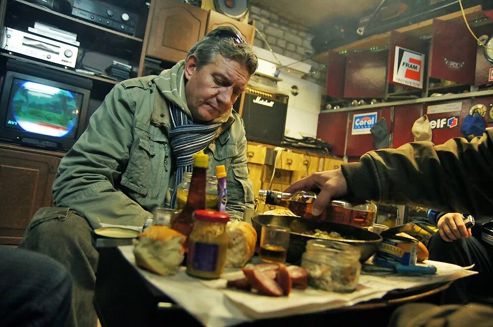 Песня пацаны пьют в гараже. Алкаши в гараже. Песня пацаны пьют в гараже. Мужики в гараже. Гаражные бухарики.