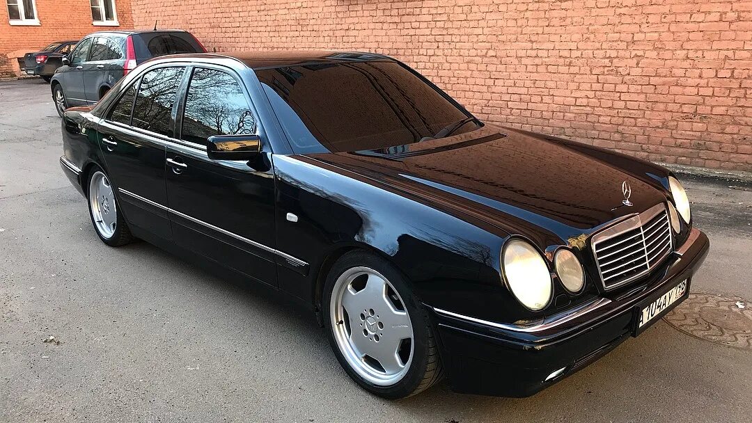 Мод w210. Мерседес w210 r18. mercedes w210 черный. мерседес лупатый 210. моноблок амг w210.