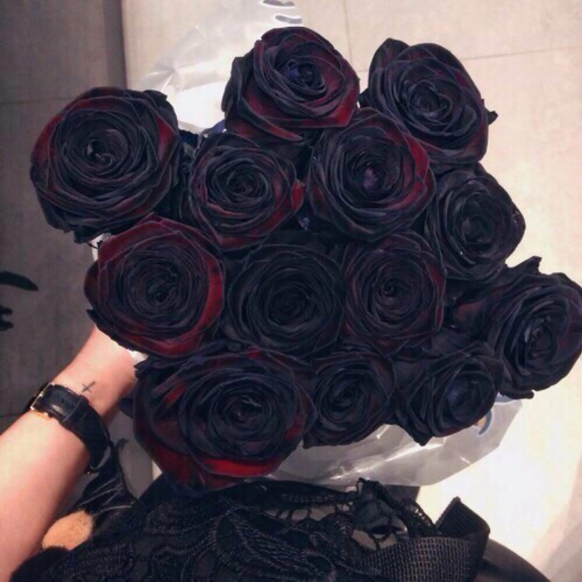 Черная рожден. Букет черных роз. Девушка с черной розой. Черные розы красивый букет. Букет из черных роз.
