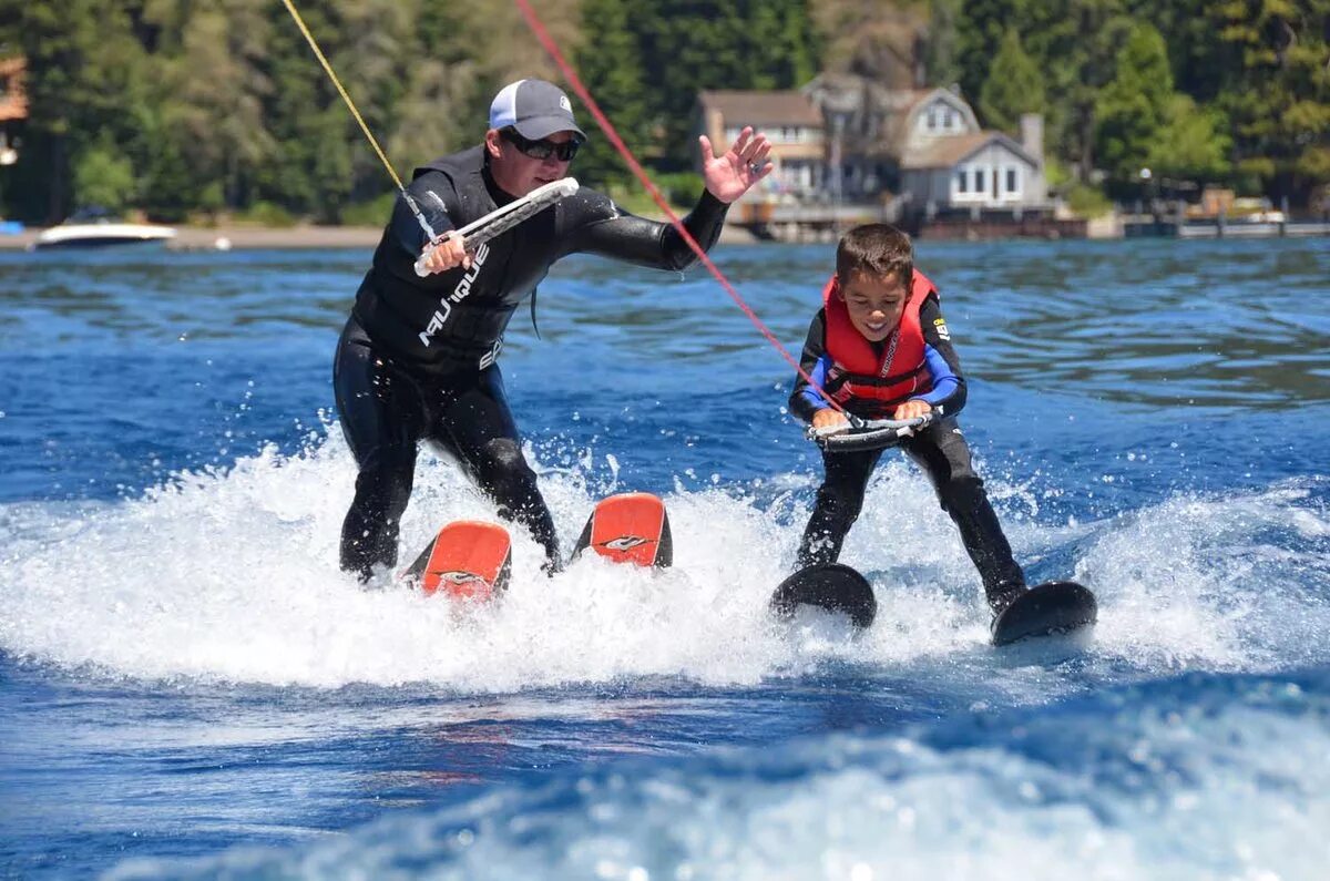 Do water sports. Воднолыжный спорт. Кататься на водных лыжах. Лыжи на воде. Дети на водных лыжах.