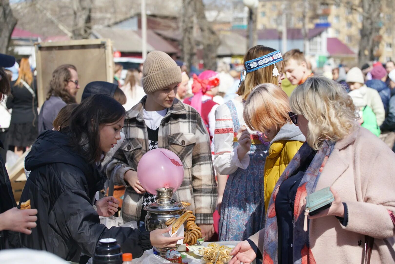 волонтеры за зож. ленина абакан по воскресеньям. спасаем деревья с эколятами. день россии празднование. в абакане пройдет.