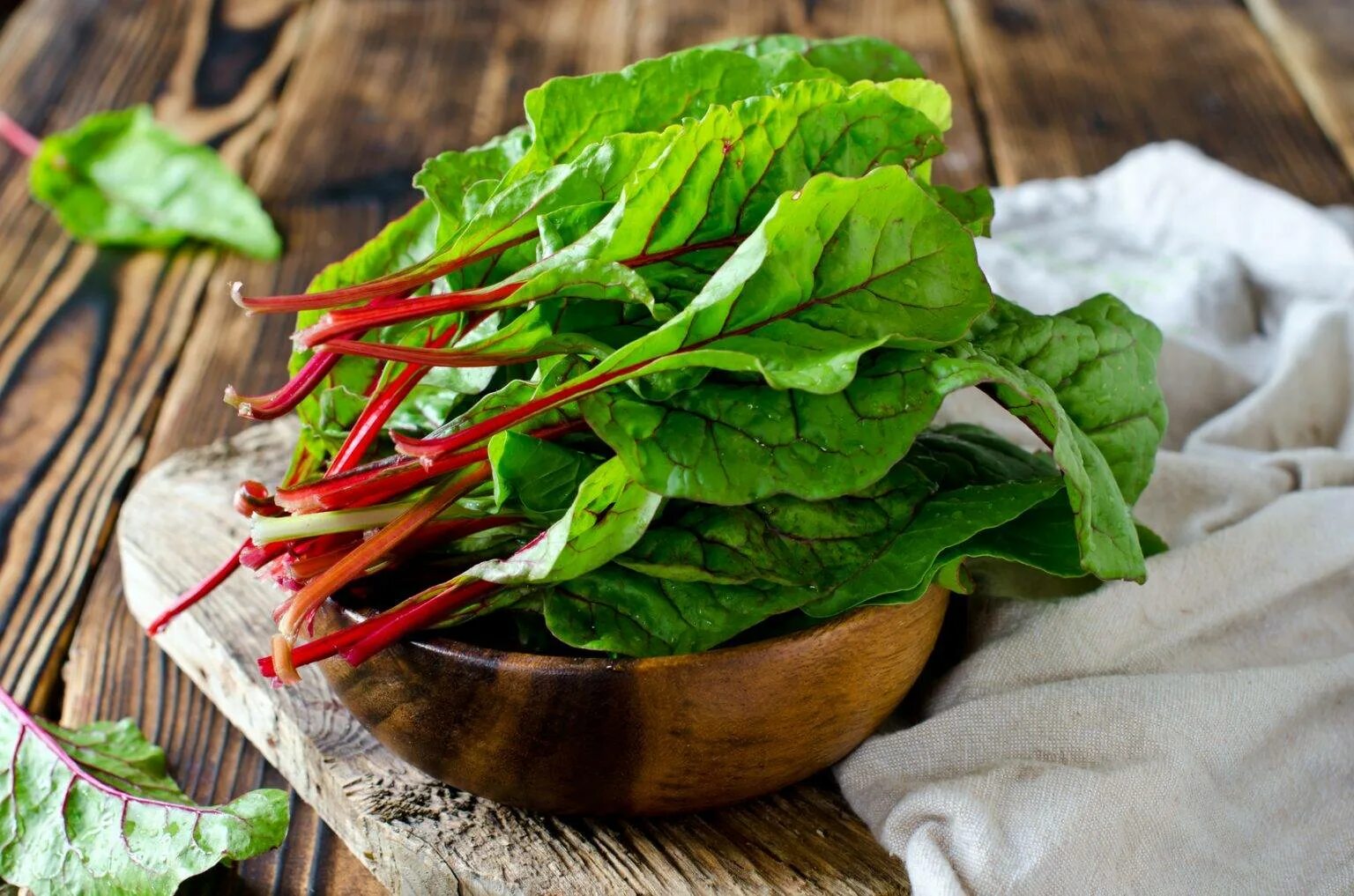 Свекла польза и вред для мужчин. Мангольд Chard. Свекольная ботва мангольд. Листовая свекла мангольд. Мангольд красный.