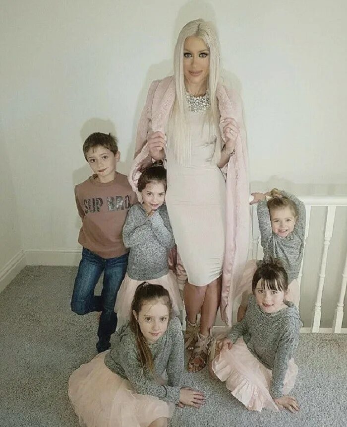 многодетная фотосессия. красивая многодетная мама. мама 5 7. мама 5 7. стройная мама с малышом.