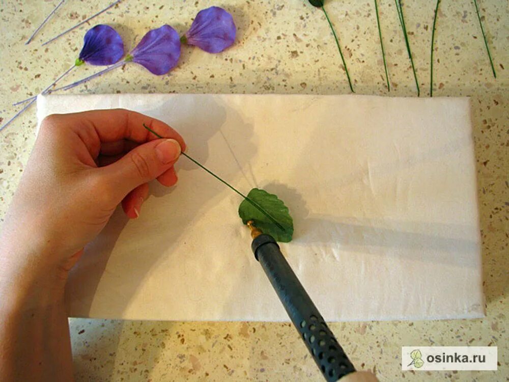 Цветы в технике мастер класс. Приспособление для изготовления цветов из ткани. Цветы из ткани бульками мастер класс. Анютины глазки из гофрированной бумаги. Цветы из ткани паяльником.