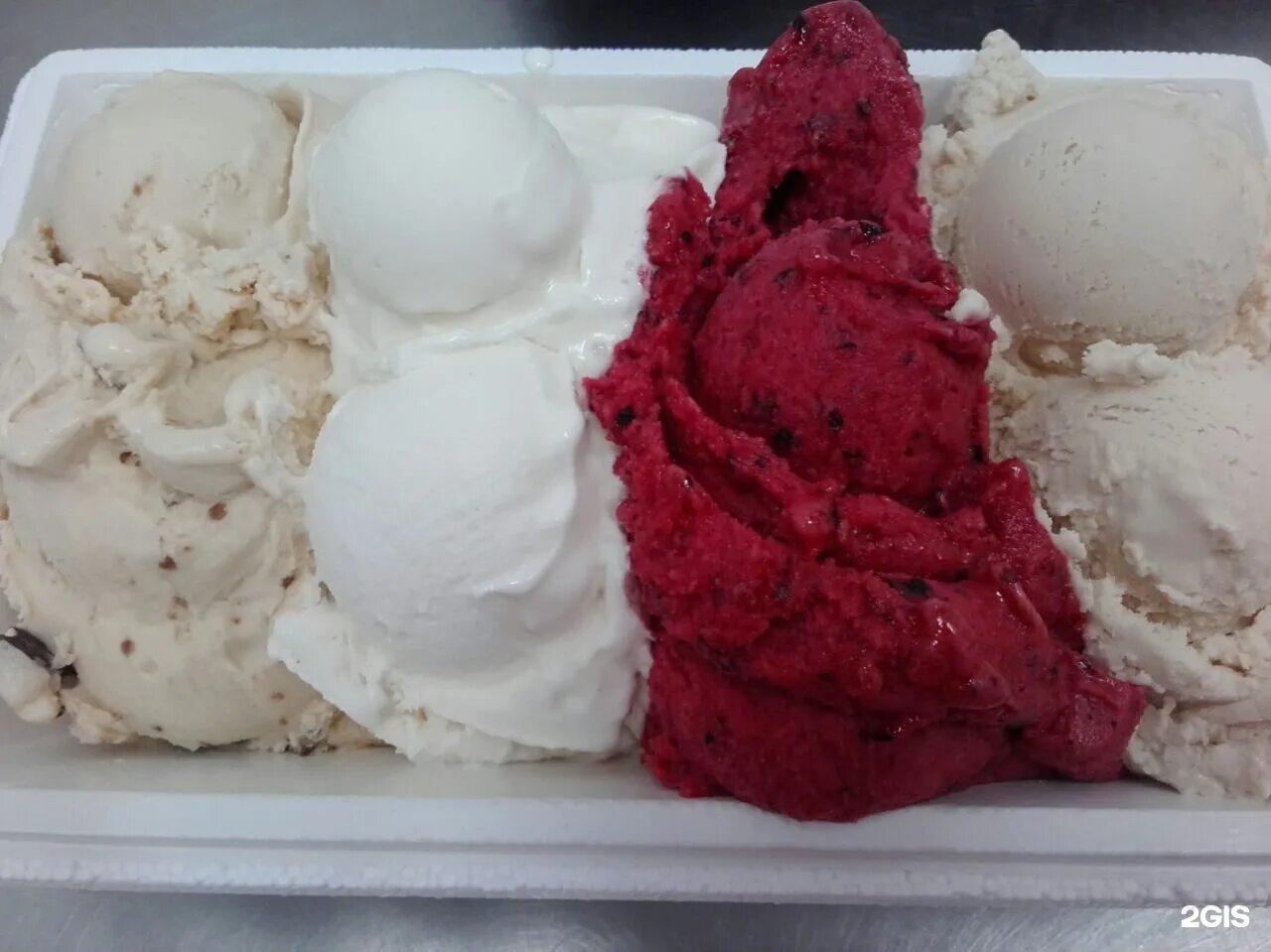 Мороженое в красном и белом. Джелато Новосибирск мороженое. Фабрика мороженого Новосибирск джелато. Красное мороженое.