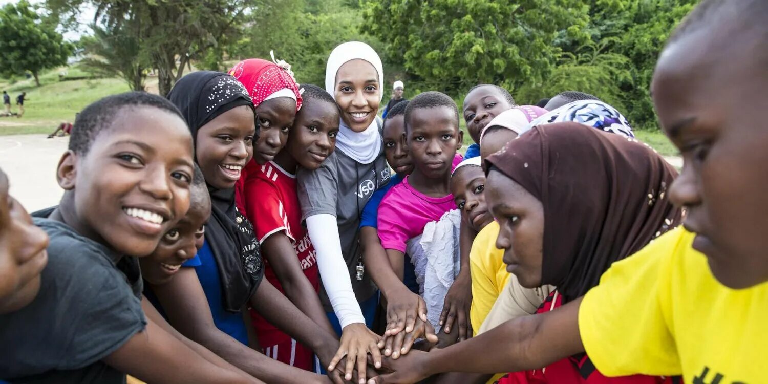 Черный волонтер. Черный волонтер. Черный волонтер. Девушка волонтер. Фото студента африканца.