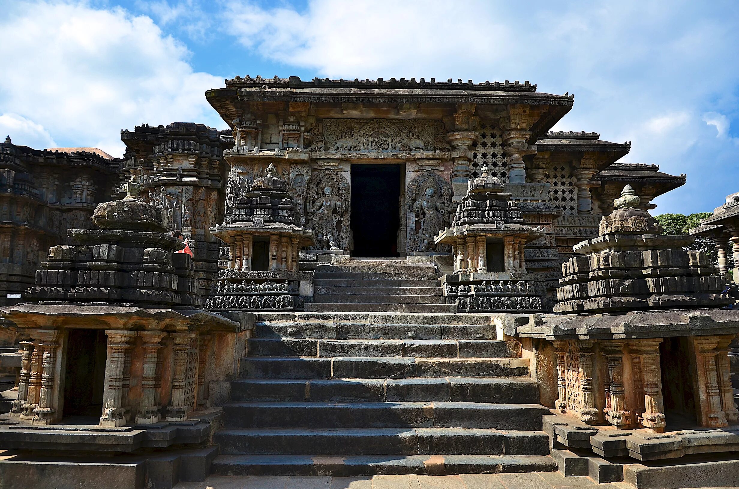 Temple 0. Храм Хойсалешвара Индия. Храм Хойсалешвара Индия колонны. Храма Хойшалешвара в Халебиде. Хойсалесвара в Халебиде.