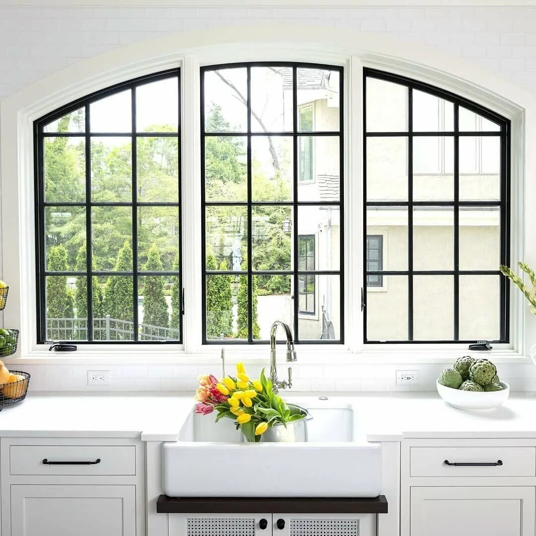 Пластиковые окна дизайн. Кухня с окном. Красивые пластиковые окна. Пластиковое окно на кухню. У окна.