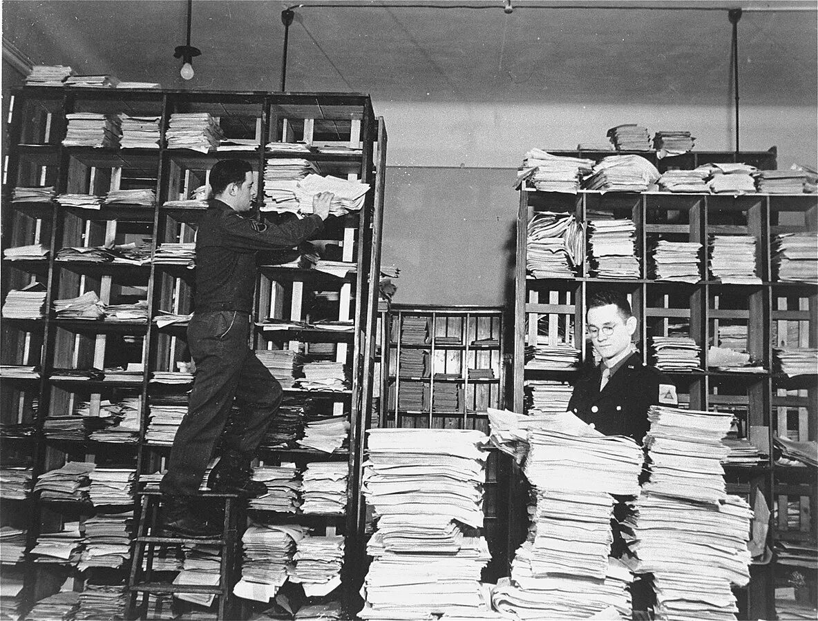 Перебирая архив. Архивист профессия. Много бумаги. Старые архивные документы. Архивное дело.