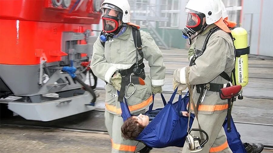 Спасение людей организуется в первоочередном порядке. Аварийно-спасательные работы. Пожарные на пожаре. Спасение пострадавших на пожаре. Пожарные и спасатели.