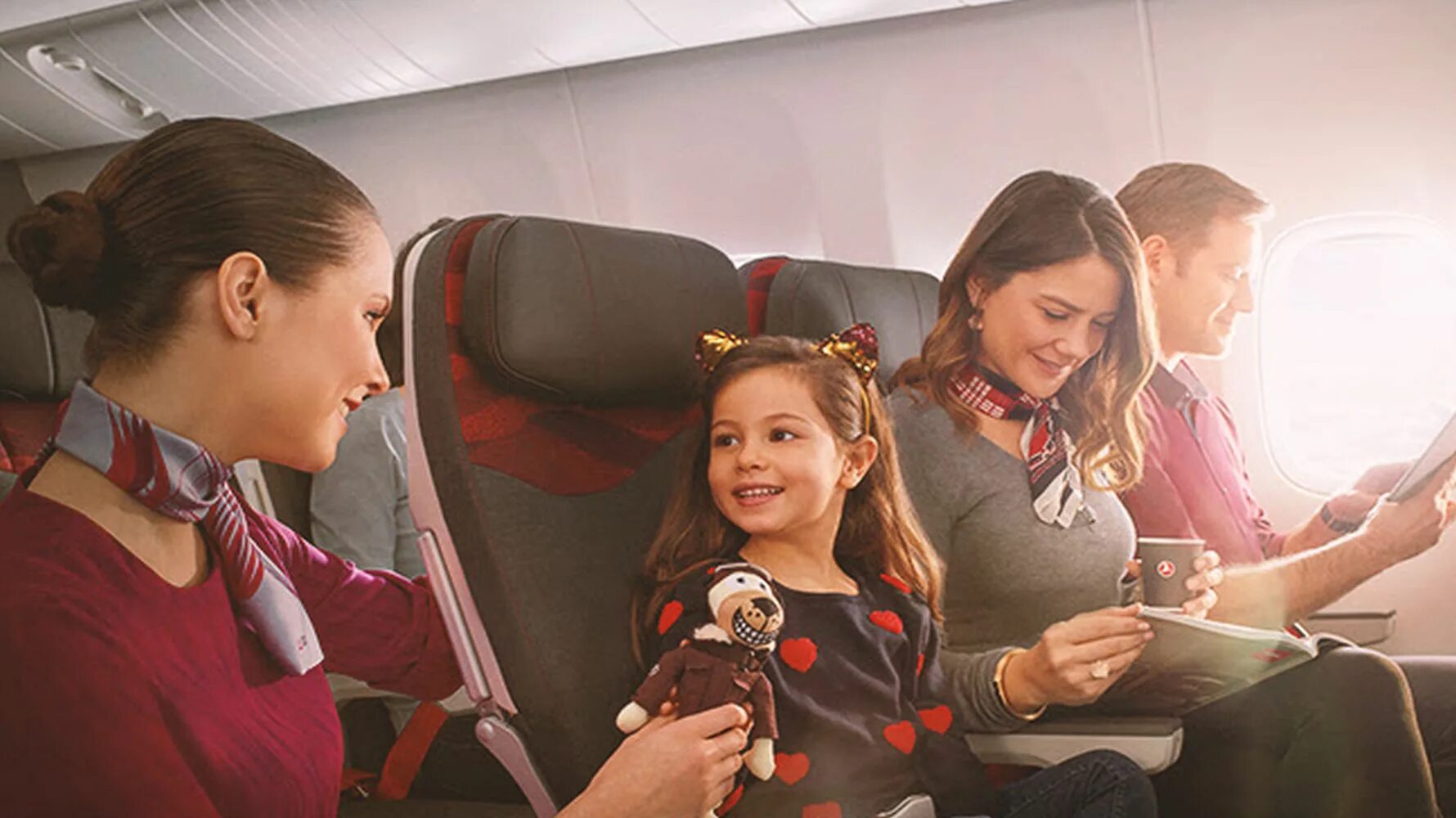 Turkish airlines. Детская люлька для новорожденных в самолет турецкие авиалинии. Класс economy. Дети в бизнес классе. Самолет для детей.